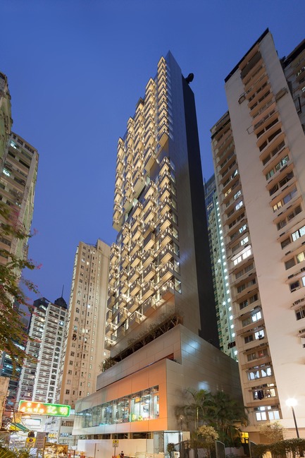 Dossier de presse | 2317-02 - Communiqué de presse | Make Completes High Rise Luxury Residential Tower in Wan Chai - Make Architects - Architecture résidentielle - Balconies provide outside space to the slimline tower - Crédit photo : Archmospheres