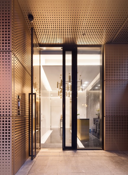 Dossier de presse | 2317-02 - Communiqué de presse | Make Completes High Rise Luxury Residential Tower in Wan Chai - Make Architects - Architecture résidentielle - Punched anodised aluminium - Crédit photo : John Madden
