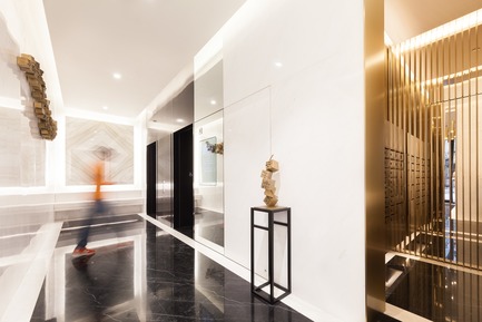 Dossier de presse | 2317-02 - Communiqué de presse | Make Completes High Rise Luxury Residential Tower in Wan Chai - Make Architects - Architecture résidentielle - Detailing in the lift lobby - Crédit photo : John Madden