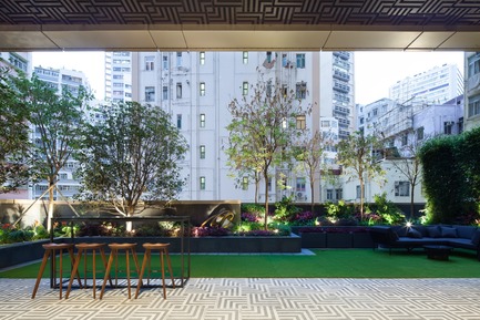 Dossier de presse | 2317-02 - Communiqué de presse | Make Completes High Rise Luxury Residential Tower in Wan Chai - Make Architects - Architecture résidentielle - The same flooring pattern runs through the internal and external areas of the clubhouse - Crédit photo : John Madden