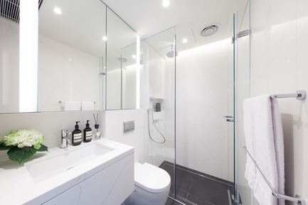 Dossier de presse | 2317-02 - Communiqué de presse | Make Completes High Rise Luxury Residential Tower in Wan Chai - Make Architects - Architecture résidentielle - Space has been made for a walk in rain-shower - Crédit photo : John Madden