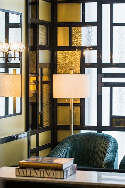Dossier de presse | 2185-05 - Communiqué de presse | FACE Cosmetic Surgery - Audax - Design d’intérieur commercial - Detail view of custom screen divider and green&nbsp;velvet Evelyn armchair  - Crédit photo : Erik Rotter