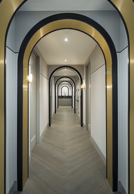 Dossier de presse | 2185-05 - Communiqué de presse | FACE Cosmetic Surgery - Audax - Design d’intérieur commercial -  Brass and black arches repeat a rhythm down the main hall with large format oak herringbone floors - Crédit photo : Erik Rotter