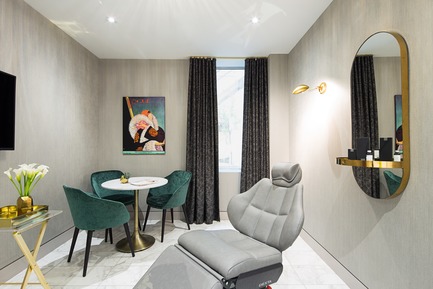 Dossier de presse | 2185-05 - Communiqué de presse | FACE Cosmetic Surgery - Audax - Design d’intérieur commercial -  Art deco inspiration continues in the consultation room with brass wall sconces and emerald green seating  - Crédit photo : Erik Rotter