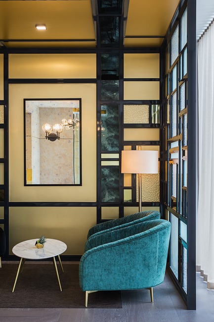 Dossier de presse | 2185-05 - Communiqué de presse | FACE Cosmetic Surgery - Audax - Design d’intérieur commercial -  View of the waiting areas emerald green Evelyn armchairs and antiqued glass panels  - Crédit photo : Erik Rotter