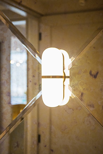 Dossier de presse | 2185-05 - Communiqué de presse | FACE Cosmetic Surgery - Audax - Design d’intérieur commercial -  Wall sconce on antiqued mirror&nbsp;  - Crédit photo : Erik Rotter