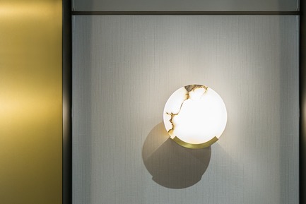 Dossier de presse | 2185-05 - Communiqué de presse | FACE Cosmetic Surgery - Audax - Design d’intérieur commercial -  Kelly Weastler marble wall sconce<br><br> - Crédit photo : Erik Rotter