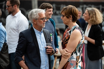 Press kit | 1402-06 - Press release | v2com célèbre son 10e anniversaire - v2com newswire - Event + Exhibition