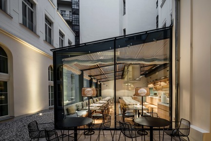 Dossier de presse | 3342-01 - Communiqué de presse | Bover Launches Its Outdoor Collection - Bover Barcelona - Design d’éclairage - Fora by Alex Fernández Camps &amp; Gonzalo Milà | Boho Hotel, Praga - Crédit photo : Adrià Goula
