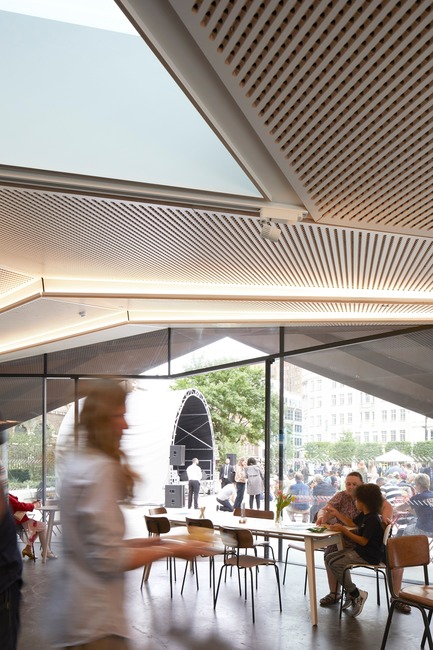 Dossier de presse | 2317-03 - Communiqué de presse | Make Unveils New Monocoque Pavilion for City of London - Make Architects - Architecture commerciale - Two rooflights are positioned over the counter - Crédit photo : Make Architects