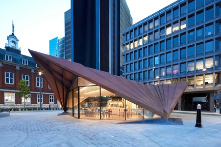 Dossier de presse | 2317-03 - Communiqué de presse | Make Unveils New Monocoque Pavilion for City of London - Make Architects - Architecture commerciale - The structure is uplit at night so that the internal white soffit makes the pavilion glow. - Crédit photo : Make Architects