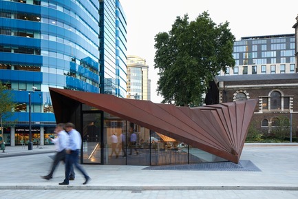 Dossier de presse | 2317-03 - Communiqué de presse | Make Unveils New Monocoque Pavilion for City of London - Make Architects - Architecture commerciale - Portsoken Pavilion tonally links to the nearby heritage structures. - Crédit photo : Make Architects