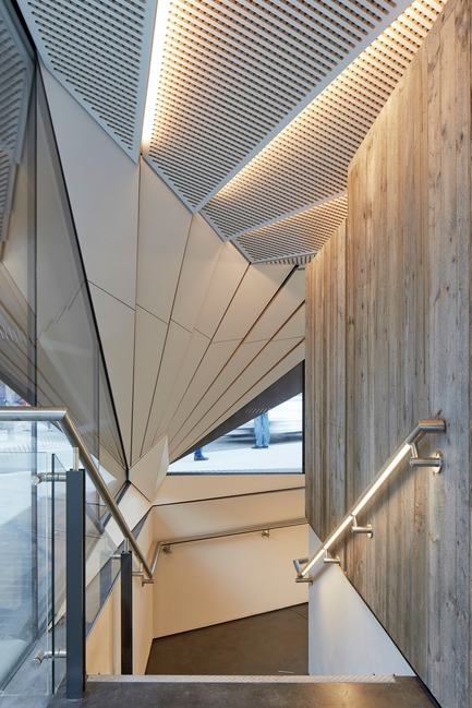 Dossier de presse | 2317-03 - Communiqué de presse | Make Unveils New Monocoque Pavilion for City of London - Make Architects - Architecture commerciale - Stairs leading down to back-of-house facilities that have been created in the former subways - Crédit photo : Make Architects