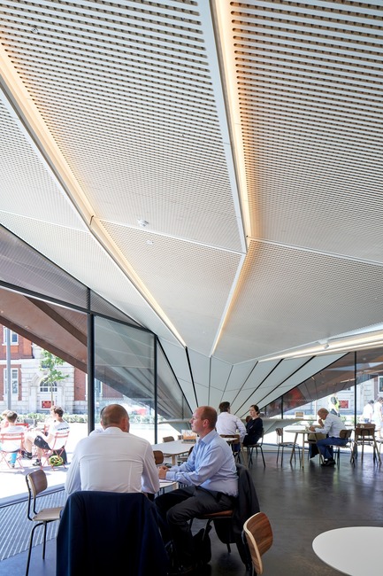 Dossier de presse | 2317-03 - Communiqué de presse | Make Unveils New Monocoque Pavilion for City of London - Make Architects - Architecture commerciale - The internal soffit picks up on the external geometry - Crédit photo : Make Architects