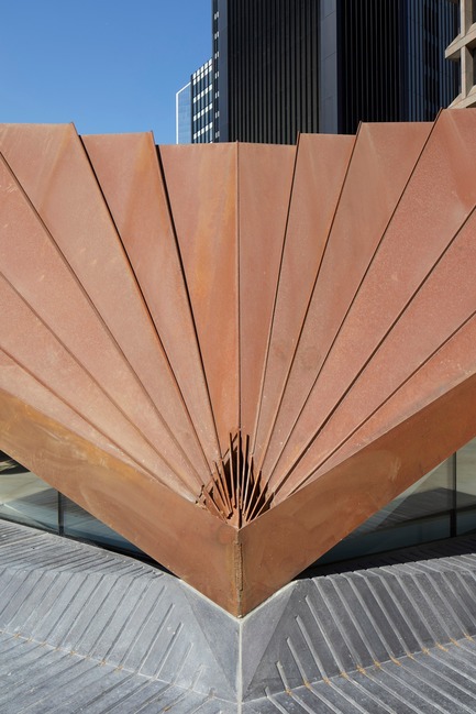 Dossier de presse | 2317-03 - Communiqué de presse | Make Unveils New Monocoque Pavilion for City of London - Make Architects - Architecture commerciale - Corten panels form a monocoque structure which meets the ground at just three points and provides channels for the rainwater. - Crédit photo : Make Architects