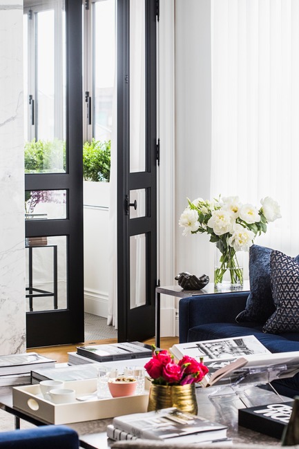 Dossier de presse | 2185-04 - Communiqué de presse | Home in Little Italy - Audax - Design d’intérieur résidentiel - <p class="MsoNormal"><span style="font-size: 9pt; line-height: 107%; font-family: Arial, sans-serif; color: rgb(153, 153, 153); background-image: initial; background-position: initial; background-size: initial; background-repeat: initial; background-attachment: initial; background-origin: initial; background-clip: initial;">Double French doors with cremone bolts leading to winter garden</span></p> - Crédit photo : Erik Rotter