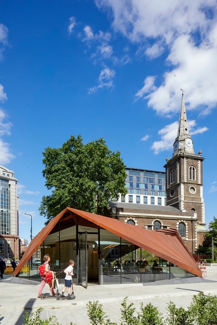Dossier de presse | 2317-03 - Communiqué de presse | Make Unveils New Monocoque Pavilion for City of London - Make Architects - Architecture commerciale - The structure sits within a new landscaped square and provides an important link between two heritage structures - Crédit photo : Make Architects