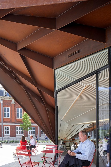 Dossier de presse | 2317-03 - Communiqué de presse | Make Unveils New Monocoque Pavilion for City of London - Make Architects - Architecture commerciale - The internal soffit mimics the external form - Crédit photo : Make Architects
