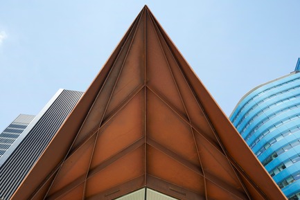 Dossier de presse | 2317-03 - Communiqué de presse | Make Unveils New Monocoque Pavilion for City of London - Make Architects - Architecture commerciale - The angles evoke the precedent of the City of London Information Centre - an important part of the client brief. - Crédit photo : Make Architects