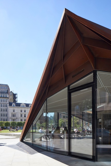 Dossier de presse | 2317-03 - Communiqué de presse | Make Unveils New Monocoque Pavilion for City of London - Make Architects - Architecture commerciale - Glazed entrances face the main pedestrian routes into the square to provide important natural surveillance - Crédit photo : Make Architects