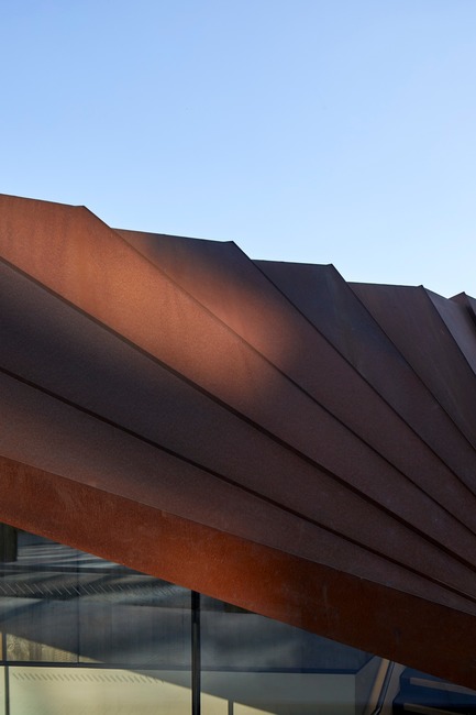 Dossier de presse | 2317-03 - Communiqué de presse | Make Unveils New Monocoque Pavilion for City of London - Make Architects - Architecture commerciale - The corten will darken over time - Crédit photo : Make Architects