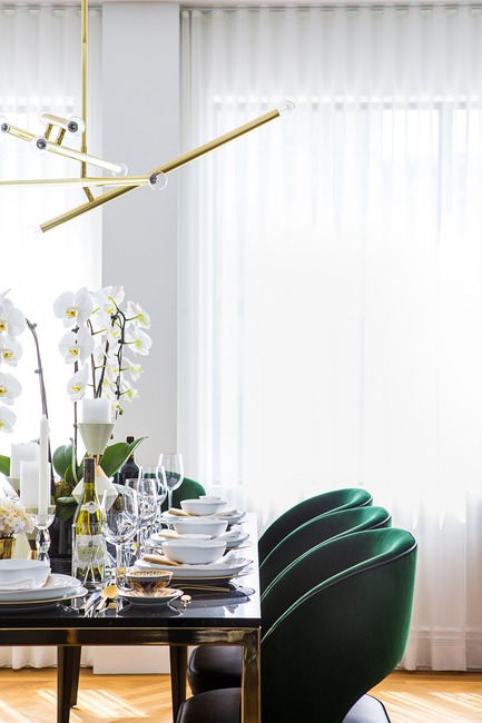 Dossier de presse | 2185-04 - Communiqué de presse | Home in Little Italy - Audax - Design d’intérieur résidentiel - Raphael dining chair in emerald green paired with the Vasari dining table<p class="MsoNormal"><span style="background: white;"></span></p>  - Crédit photo : Erik Rotter