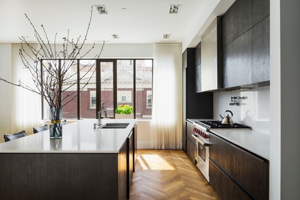 Dossier de presse | 2185-04 - Communiqué de presse | Home in Little Italy - Audax - Design d’intérieur résidentiel - <p class="MsoNormal"><span style="font-size: 9pt; line-height: 107%; font-family: Arial, sans-serif; color: rgb(153, 153, 153); background-image: initial; background-position: initial; background-size: initial; background-repeat: initial; background-attachment: initial; background-origin: initial; background-clip: initial;">Wire brushed oak veneer kitchen cabinets with smoked oak herringbone floors</span></p> - Crédit photo : Erik Rotter