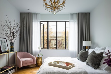 Dossier de presse | 2185-04 - Communiqué de presse | Home in Little Italy - Audax - Design d’intérieur résidentiel -  Master bedroom blends muted grays with gold accents and blush pink Evelyn chair<p class="MsoNormal"><span style="background: white;"></span></p> - Crédit photo : Erik Rotter