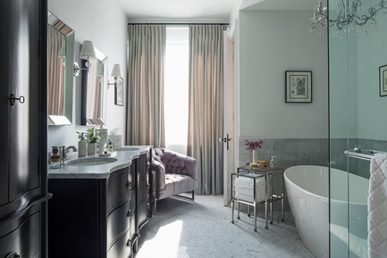 Dossier de presse | 2185-04 - Communiqué de presse | Home in Little Italy - Audax - Design d’intérieur résidentiel - <p class="MsoNormal"><span style="font-size: 9pt; line-height: 107%; font-family: Arial, sans-serif; color: rgb(153, 153, 153); background-image: initial; background-position: initial; background-size: initial; background-repeat: initial; background-attachment: initial; background-origin: initial; background-clip: initial;">Master ensuite designed in the transitional style</span></p> - Crédit photo : Erik Rotter