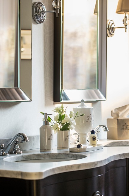 Dossier de presse | 2185-04 - Communiqué de presse | Home in Little Italy - Audax - Design d’intérieur résidentiel -   Marble counter tops with polished chrome hardware<p class="MsoNormal"></p> - Crédit photo : Erik Rotter
