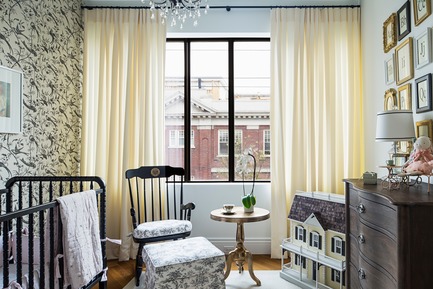 Dossier de presse | 2185-04 - Communiqué de presse | Home in Little Italy - Audax - Design d’intérieur résidentiel -  Modern take on a Victorian nursery for baby girl with subdued yellows and ebony furniture<p class="MsoNormal"></p> - Crédit photo : Erik Rotter
