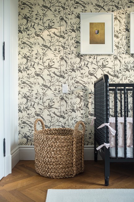 Dossier de presse | 2185-04 - Communiqué de presse | Home in Little Italy - Audax - Design d’intérieur résidentiel - Bird wall covering with wicker accessories&nbsp;<p class="MsoNormal"></p> - Crédit photo : Erik Rotter