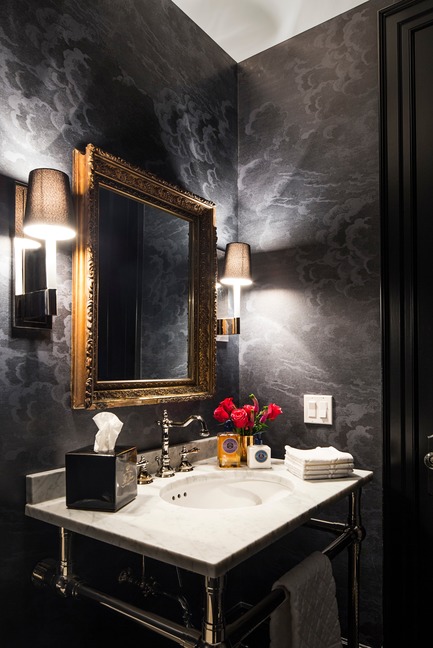 Dossier de presse | 2185-04 - Communiqué de presse | Home in Little Italy - Audax - Design d’intérieur résidentiel - Powder room with fornasetti wallpaper<p class="MsoNormal"></p> - Crédit photo : Erik Rotter