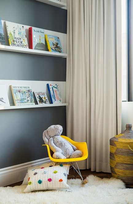 Dossier de presse | 2185-04 - Communiqué de presse | Home in Little Italy - Audax - Design d’intérieur résidentiel -  Floating shelves display children books as wall art<p class="MsoNormal"></p> - Crédit photo : Erik Rotter