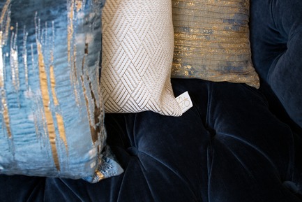 Press kit | 2147-02 - Press release | Mountain Lakes Residence - KNOF design - Residential Interior Design - Mountain Lakes Cushion Detail - Photo credit: Sean Litchfield