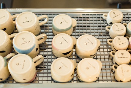 Dossier de presse | 3335-01 - Communiqué de presse | Le café et atelier de poterie Les Faiseurs ouvre ses portes dans La Petite-Patrie - Les Faiseurs - Art de vivre - La collection exclusive DOMPIERRE x Les Faiseurs - Crédit photo : Marc-Olivier Bécotte