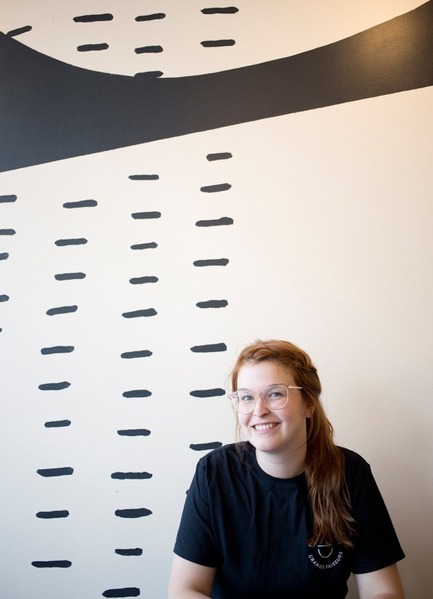 Dossier de presse | 3335-01 - Communiqué de presse | Le café et atelier de poterie Les Faiseurs ouvre ses portes dans La Petite-Patrie - Les Faiseurs - Art de vivre - Sarah M. St-Arnaud, la propriétaire de l'établissement.&nbsp; - Crédit photo : Cindy Boyce