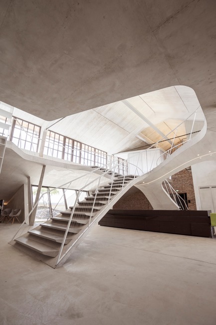 Dossier de presse | 2483-02 - Communiqué de presse | Smartvoll wins the 2018 AZ Award - smartvoll - Design d’intérieur résidentiel - Stairbridge creating spatial zones - Crédit photo : Tobias Colz/smartvoll 