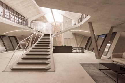 Dossier de presse | 2483-02 - Communiqué de presse | Smartvoll wins the 2018 AZ Award - smartvoll - Design d’intérieur résidentiel - Stairbridge creating spatial zones - Crédit photo : Tobias Colz/smartvoll 