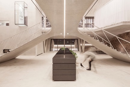 Dossier de presse | 2483-02 - Communiqué de presse | Smartvoll wins the 2018 AZ Award - smartvoll - Design d’intérieur résidentiel - Under the bridge<br> - Crédit photo : Tobias Colz/smartvoll 