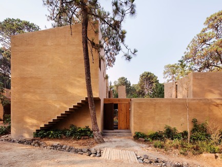 Dossier de presse | 3424-01 - Communiqué de presse | Entre Pinos - Taller Héctor Barroso - Architecture résidentielle - Crédit photo : Rory Gardiner