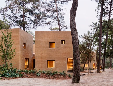 Dossier de presse | 3424-01 - Communiqué de presse | Entre Pinos - Taller Héctor Barroso - Architecture résidentielle - Crédit photo : Rory Gardiner