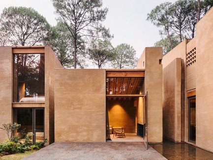 Dossier de presse | 3424-01 - Communiqué de presse | Entre Pinos - Taller Héctor Barroso - Architecture résidentielle - Crédit photo : Rory Gardiner