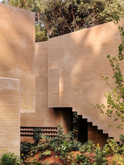 Dossier de presse | 3424-01 - Communiqué de presse | Entre Pinos - Taller Héctor Barroso - Architecture résidentielle - Crédit photo : Rory Gardiner