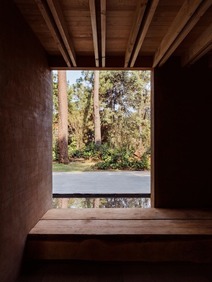 Dossier de presse | 3424-01 - Communiqué de presse | Entre Pinos - Taller Héctor Barroso - Architecture résidentielle - Crédit photo : Rory Gardiner
