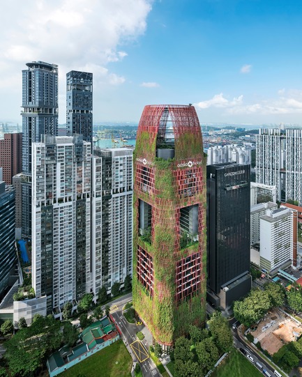 Dossier de presse | 2506-04 - Communiqué de presse | Le gratte-ciel tropical de WOHA et Patricia Urquiola : Écoresponsabilité et volupté - AGROB BUCHTAL - Architecture commerciale - Le treillis en aluminium rouge sera recouvert à terme de 21 plantes grimpantes et vignes différentes pour former une sorte de «jardin urbain vertical». - Crédit photo : Infinitude