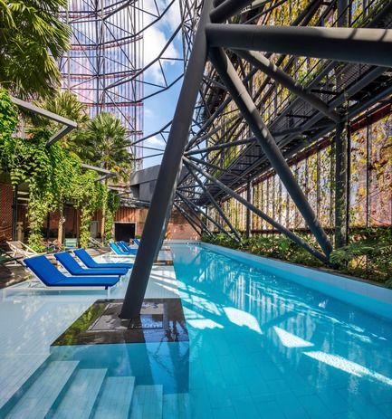 Dossier de presse | 2506-04 - Communiqué de presse | Le gratte-ciel tropical de WOHA et Patricia Urquiola : Écoresponsabilité et volupté - AGROB BUCHTAL - Architecture commerciale -  Le plateau central du restaurant sur le toit au 27ème étage est entouré par les piscines sur le toit. Une vue imprenable d'ici, au plus haut point du bâtiment, a été délibérément omise. Au lieu de cela, l'agence d'architecture WOHA a créé une zone étonnamment intime au milieu de l'agitation urbaine dans la métropole de Singapour.  - Crédit photo : Infinitude
