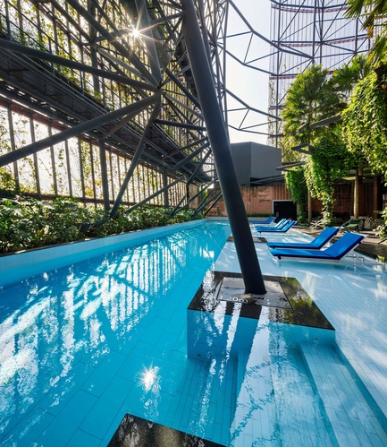 Dossier de presse | 2506-04 - Communiqué de presse | Le gratte-ciel tropical de WOHA et Patricia Urquiola : Écoresponsabilité et volupté - AGROB BUCHTAL - Architecture commerciale - Crédit photo : Infinitude
