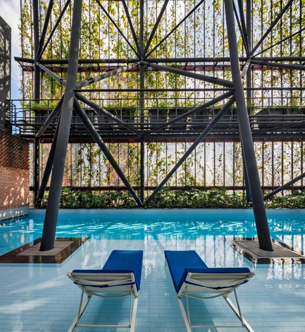 Dossier de presse | 2506-04 - Communiqué de presse | Le gratte-ciel tropical de WOHA et Patricia Urquiola : Écoresponsabilité et volupté - AGROB BUCHTAL - Architecture commerciale - Les piscines sur le toit au 27e et dernier étage disposent de 0,15 mètres de profondeur, des «pataugeoires» peu profondes avec des chaises longues. De là, des escaliers mènent à la piscine de 1,20 mètre de profondeur. La totalité du toit est entourée d'une barrière semi-transparente de 10 étages, réalisée à partir du même treillis d'aluminium rouge que le reste du bâtiment. - Crédit photo : Infinitude