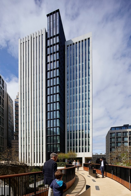 Dossier de presse | 2317-04 - Communiqué de presse | London Wall Place:Building on history - Make Architects - Architecture commerciale - Walkway leading to 2 London Wall Place - Crédit photo :  Make Architects